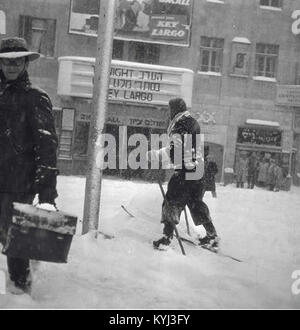 Una fotografia del 1947 che mostra la neve che copre Piazza Sion a Gerusalemme, catturando una rara scena invernale in città. Foto Stock