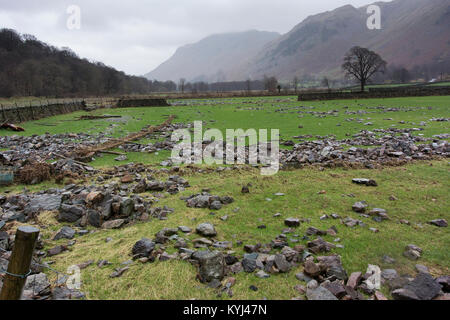 Farmland danneggiato dalle alluvioni, con muri in pietra a secco lavato via. Cumbria, Regno Unito. Foto Stock