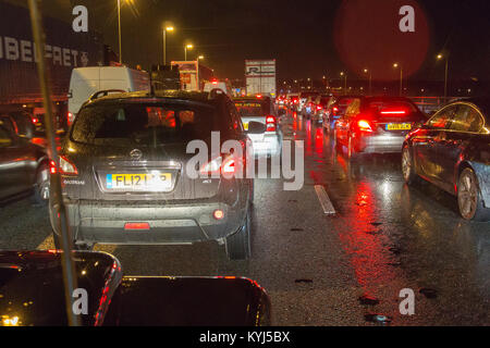 Traffico di notte, sull'autostrada M6, UK. Foto Stock