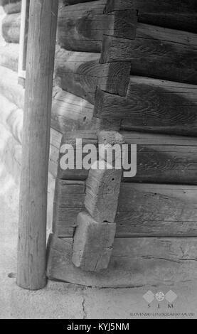 Spodnji vogal lesene hiše 'v' Rebri, Medvedica 1964 Foto Stock