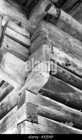 Spodnji vogal lesene hiše 'v' Rebri, Medvedica 1964 (3) Foto Stock