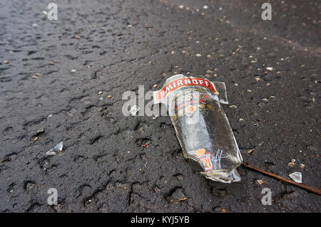 Rotture di bottiglia di Smirnoff vodka sul marciapiede. Foto Stock