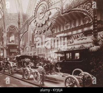 Stand Renault Frères au salon de Paris 1906 Foto Stock