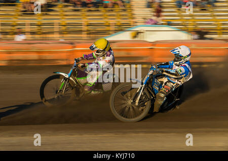 Rivne, Ucraina - 29 agosto 2015: Sconosciuto piloti vince la via alla Open Cup Speedway per il giorno della città Rivne Foto Stock