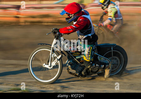 Rivne, Ucraina - 29 agosto 2015: Sconosciuto piloti vince la via alla Open Cup Speedway per il giorno della città Rivne Foto Stock