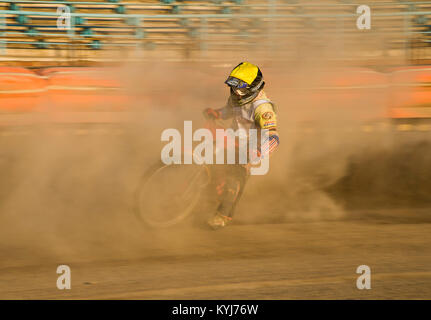 Rivne, Ucraina - 29 agosto 2015: Sconosciuto pilota supera la via alla Open Cup Speedway per il giorno della città Rivne Foto Stock