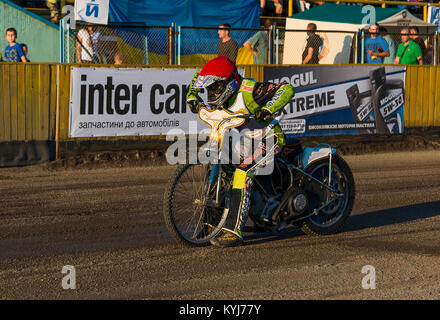 Rivne, Ucraina - 29 agosto 2015: ignoto cavaliere si prepara per l'avvio in Open Cup Speedway per il giorno della città Rivne Foto Stock