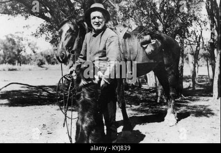 Una fotografia del 1910-1920 circa di un accompagnatore nel Queensland, in Australia, con il suo cavallo e cane, che illustra la vita rurale e le pratiche di gestione del bestiame del periodo. Foto Stock