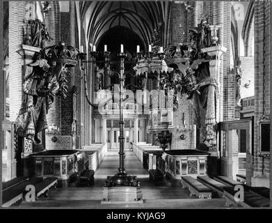 Storkyrkan, la cattedrale di Stoccolma, fu consacrata nel 1306 e si trova a Gamla stan. Presenta un interno gotico e un esterno barocco, che riflette il suo significato storico. La chiesa ha ospitato vari eventi reali e continua a servire come luogo di culto e patrimonio culturale. Foto Stock