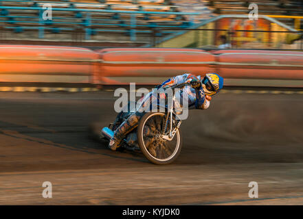 Rivne, Ucraina - 29 agosto 2015: Sconosciuto pilota supera la via alla Open Cup Speedway per il giorno della città Rivne Foto Stock