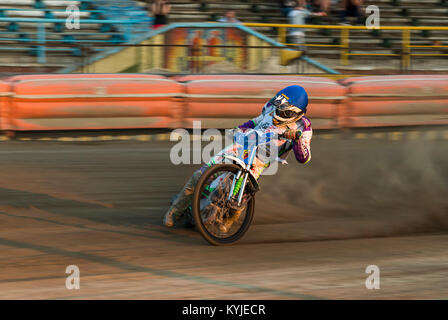 Rivne, Ucraina - 29 agosto 2015: Sconosciuto pilota supera la via alla Open Cup Speedway per il giorno della città Rivne Foto Stock