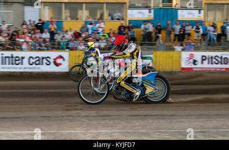 Rivne, Ucraina - 29 agosto 2015: Sconosciuto piloti vince la via alla Open Cup Speedway per il giorno della città Rivne Foto Stock