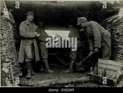 Fotografia di un cannone antiaereo tedesco Sturmabwehrgeschütz in una trincea (Schützengraben), che mostra le operazioni militari difensive durante la guerra. Foto Stock