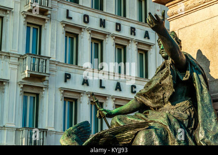 Vittoriosa Venezia la statua di Vittorio Emanuele secondo un monumento accanto all'Hotel Londra Palace sulla Riva degli Schiavoni, Venezia, Italia. Aprile 2017. Foto Stock