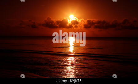 Tramonto sulla spiaggia la sera. Sunrise in mare bellissimo. La Foto Stock