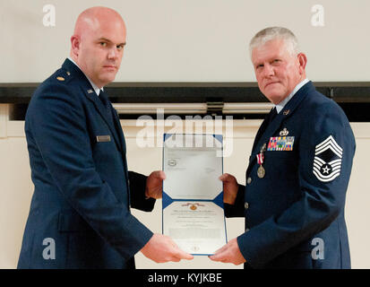 Master Chief Sgt. Jeffrey L. Greenwood (a destra) è presentato con un servizio meritevole medaglia da magg. Kevin E. Thornberry, Comandante della 123disponibilità logistica Squadron, durante una pensione di cerimonia di premiazione che si terrà a Greenwood in onore al Kentucky Air National Guard Base in Louisville, KY., a gennaio 13, 2013. Greenwood, il 123Airlift Wing del veicolo del fleet manager, servita in active duty Air Force e Air National Guard per 32 anni. (U.S. Air Force illustrazione della foto da Airman Joshua Horton) Foto Stock