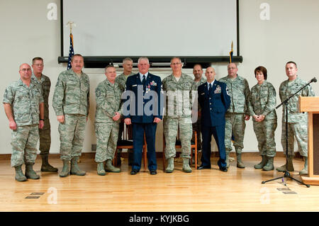 Master Chief Sgt. Jeffrey L. Greenwood è stato onorato per 32 anni di servizio per la Air Force e Air National Guard durante una pensione di cerimonia tenutasi a gennaio 13, 2013, al Kentucky Air National Guard Base in Louisville, KY. Greenwood, il 123Airlift Wing del veicolo del fleet manager, ha ricevuto un servizio meritevole medaglia e un Kentucky Distinguished Service Medal in riconoscimento dei suoi eccezionali prestazioni. (U.S. Air Force foto di Airman Joshua Horton) Foto Stock