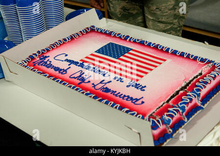 Master Chief Sgt. Jeffrey L. Greenwood è stato onorato per 32 anni di servizio per la Air Force e Air National Guard durante una pensione di cerimonia tenutasi a gennaio 13, 2013, al Kentucky Air National Guard Base in Louisville, KY. Greenwood, il 123Airlift Wing del veicolo del fleet manager, ha ricevuto un servizio meritevole medaglia e un Kentucky Distinguished Service Medal in riconoscimento dei suoi eccezionali prestazioni. (U.S. Air Force foto di Airman Joshua Horton) Foto Stock