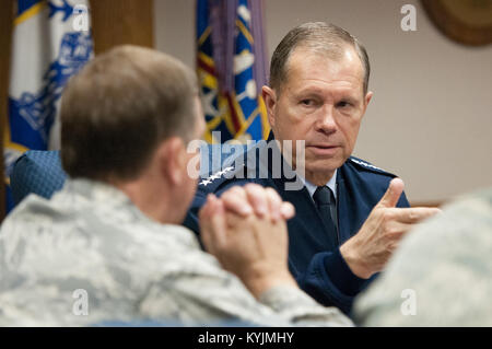 Gen. William M. Fraser III (a destra), comandante della U.S. Comando di trasporto, parla con il Kentucky aiutante generale, il Mag. Gen. Edward W. Tonini, durante una visita per il Kentucky Air National Guard Base in Louisville, KY., il 12 marzo 2013. Fraser è stato su base per saperne di più circa la missione e gli avieri del 123Airlift Wing. (U.S. Air Force Foto di Master Sgt. Phil Speck) Foto Stock