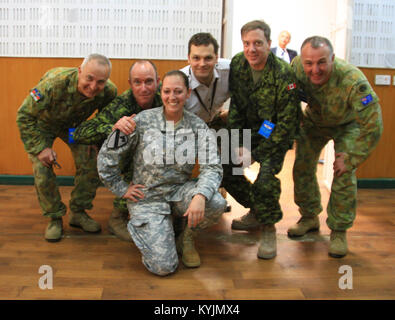 Il cap. Andi Hahn si inginocchia con la multinazionale ufficiali da parte di tre paesi. Nella foto a sinistra a destra è Australian Il Mag. Mike Brown, Canadese Brian Roach, Regno Unito Il Mag. James Cousen, Canadese Lt. Col. David Anderson e Australian Il Mag. Paul Richards. Foto Stock