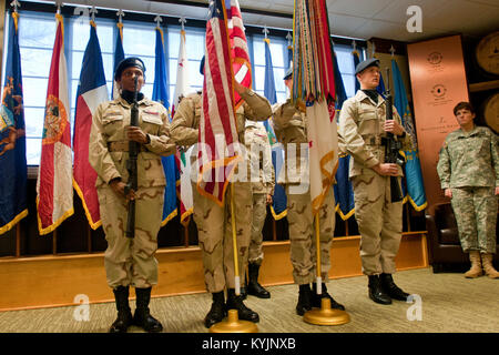 Cadetti dalla sfida di Bluegrass Academy presente i colori durante una celebrazione in onore della Guardia Nazionale di 377 compleanno a Fort Knox, Ky., Dic 13, 2013. (U.S. Esercito nazionale Guard photo by Staff Sgt. Scott Raymond) Foto Stock