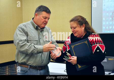 Col. Bob Hayter, comandante del Kentucky di sviluppo agro-alimentare Team 5 presenta lo zenzero Munden la famiglia disponibilità premio durante le unità nastro giallo programma in Louisville, KY., Dic 14, 2013. (U.S. Esercito nazionale Guard photo by Staff Sgt. Sidney Hoffmann) Foto Stock