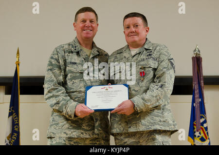 Il Kentucky aiutante generale, il Mag. Gen. Edward W. Tonini, presenta Master Sgt. James Oliver con la medaglia di stella Bronze durante una cerimonia di premiazione tenutasi a gennaio 12, 2014 al Kentucky Air National Guard Base in Louisville, KY. Oliver ha guadagnato il premio per eccezionalmente meritorio conseguimento mentre in servizio in Afghanistan come parte del Kentucky agro-alimentare del team di sviluppo V, un multi-disciplinare, task force incaricato di aiutare il paese a sviluppare un'agricoltura sostenibile economia. (U.S. Air National Guard foto di Airman 1. Classe Joshua Horton) Foto Stock