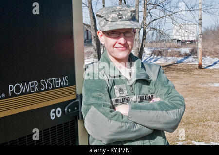 Sgt. 1. Classe Angela Wilkins con il 202nd banda armata ha lavorato come un collegamento per il Kentucky Guardia Nazionale, il Corpo degli Ingegneri e la Federal Emergency Management Agency durante la tempesta invernale del 2009. Wilkins coordinato le consegne di più di 200 generatori attraverso il commonwealth dopo la tempesta indotta da interruzioni di alimentazione. (U.S. Esercito nazionale Guard photo by Staff Sgt. Scott Raymond) Foto Stock