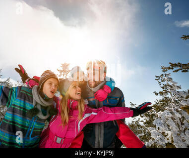 La famiglia felice su sci vacanze in montagna divertendosi Foto Stock
