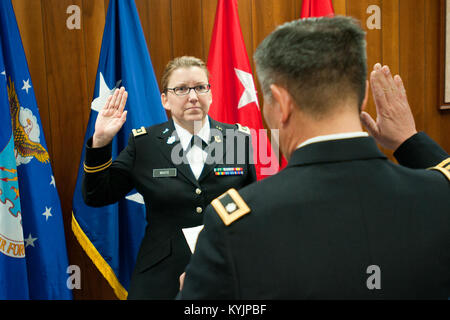 Il Mag. Angela Bianco è giurato in quanto solo la seconda cappellano femmina per il Kentucky Guardia Nazionale durante un appuntamento cerimonia che si terrà a Francoforte, Ky., Feb 21, 2014. (U.S. Esercito nazionale Guard photo by Staff Sgt. Scott Raymond) Foto Stock