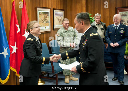 Il Mag. Angela Bianco è giurato in quanto solo la seconda cappellano femmina per il Kentucky Guardia Nazionale durante un appuntamento cerimonia che si terrà a Francoforte, Ky., Feb 21, 2014. (U.S. Esercito nazionale Guard photo by Staff Sgt. Scott Raymond) Foto Stock