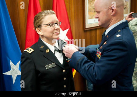 Il Mag. Angela Bianco è giurato in quanto solo la seconda cappellano femmina per il Kentucky Guardia Nazionale durante un appuntamento cerimonia che si terrà a Francoforte, Ky., Feb 21, 2014. (U.S. Esercito nazionale Guard photo by Staff Sgt. Scott Raymond) Foto Stock