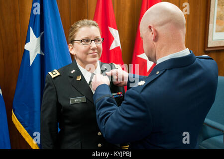 Il Mag. Angela Bianco è giurato in quanto solo la seconda cappellano femmina per il Kentucky Guardia Nazionale durante un appuntamento cerimonia che si terrà a Francoforte, Ky., Feb 21, 2014. (U.S. Esercito nazionale Guard photo by Staff Sgt. Scott Raymond) Foto Stock