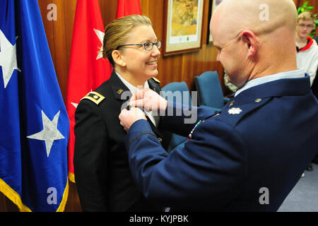 Il Mag. Angela Bianco è giurato in quanto solo la seconda cappellano femmina per il Kentucky Guardia Nazionale durante un appuntamento cerimonia che si terrà a Francoforte, Ky., Feb 21, 2014. (U.S. Esercito nazionale Guard photo by Staff Sgt. Scott Raymond) Foto Stock