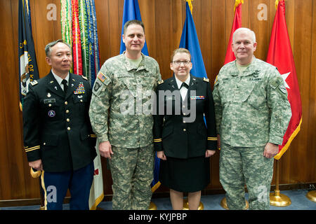 Il Mag. Angela Bianco è giurato in quanto solo la seconda cappellano femmina per il Kentucky Guardia Nazionale durante un appuntamento cerimonia che si terrà a Francoforte, Ky., Feb 21, 2014. (U.S. Esercito nazionale Guard photo by Staff Sgt. Scott Raymond) Foto Stock