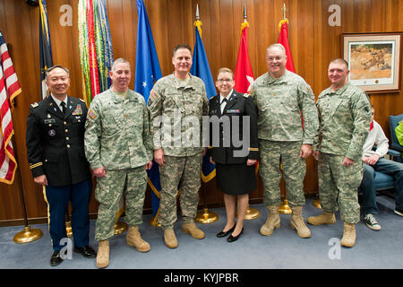 Il Mag. Angela Bianco è giurato in quanto solo la seconda cappellano femmina per il Kentucky Guardia Nazionale durante un appuntamento cerimonia che si terrà a Francoforte, Ky., Feb 21, 2014. (U.S. Esercito nazionale Guard photo by Staff Sgt. Scott Raymond) Foto Stock