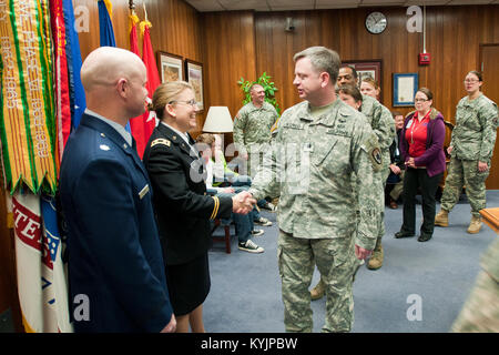Il Mag. Angela Bianco è giurato in quanto solo la seconda cappellano femmina per il Kentucky Guardia Nazionale durante un appuntamento cerimonia che si terrà a Francoforte, Ky., Feb 21, 2014. (U.S. Esercito nazionale Guard photo by Staff Sgt. Scott Raymond) Foto Stock