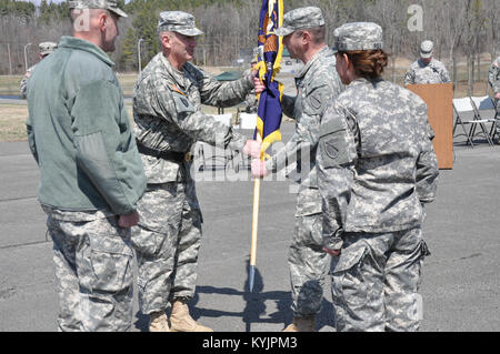 Col. Stephen King riceve la bandiera di guarnigione da Briga. Gen. Scott Campbell durante un cambio del comando cerimonia per il Kentucky Guardia Nazionale di Wendell H. Ford Centro di Formazione Regionale in Greenville, Ky., 23 marzo 2014. (U.S. Esercito nazionale Guard foto di Sgt. LuWanda Knuckles) Foto Stock