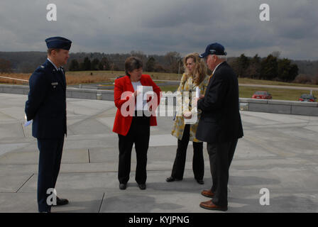 A seguito di una gita del Kentucky Vietnam Veterans Memorial a Francoforte, Dipartimento della Difesa rappresentante Yvonne Schilz presentato Col. Steve Bullard con un certificato rendendo il Kentucky Guardia Nazionale un partner in commemorazione del cinquantesimo anniversario della guerra del Vietnam. La giunzione in su la presentazione erano Sandra O'Dea, Dipartimento della Difesa e Col. (Pensionati) Jerry Cecil KVVM, membro del consiglio di amministrazione. (Foto di David Altom, Kentucky Guardia Nazionale degli affari pubblici) Foto Stock