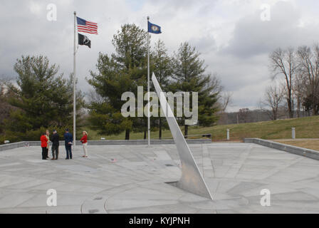 A seguito di una gita del Kentucky Vietnam Veterans Memorial a Francoforte, Dipartimento della Difesa rappresentante Yvonne Schilz presentato Col. Steve Bullard con un certificato rendendo il Kentucky Guardia Nazionale un partner in commemorazione del cinquantesimo anniversario della guerra del Vietnam. La giunzione in su la presentazione erano Sandra O'Dea, Dipartimento della Difesa e Col. (Pensionati) Jerry Cecil KVVM, membro del consiglio di amministrazione. (Foto di David Altom, Kentucky Guardia Nazionale degli affari pubblici) Foto Stock