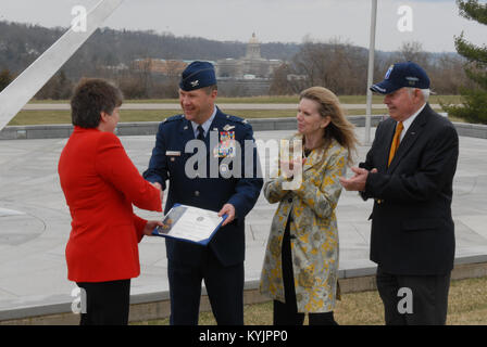 A seguito di una gita del Kentucky Vietnam Veterans Memorial a Francoforte, Dipartimento della Difesa rappresentante Yvonne Schilz presentato Col. Steve Bullard con un certificato rendendo il Kentucky Guardia Nazionale un partner in commemorazione del cinquantesimo anniversario della guerra del Vietnam. La giunzione in su la presentazione erano Sandra O'Dea, Dipartimento della Difesa e Col. (Pensionati) Jerry Cecil KVVM, membro del consiglio di amministrazione. (Foto di David Altom, Kentucky Guardia Nazionale degli affari pubblici) Foto Stock