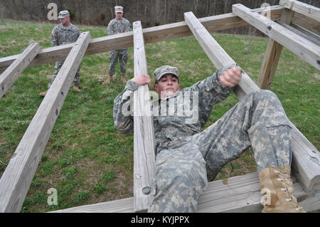 : Kentucky Guardia Nazionale nuova recluta Pvt. 1. Classe Jacob Perkins di Crittenden, Ky., salite attraverso un ostacolo durante il bravo Company reclutare Supporto Programma campo annuale di esercizio al Grant County High School Junior Reserve Officer Training Corp complesso in Dry Ridge, Ky. (Foto di Staff Sgt. Michael Oliver, Bravo Company distacco della 2/75th di recruiting e di battaglione di ritenzione) Foto Stock