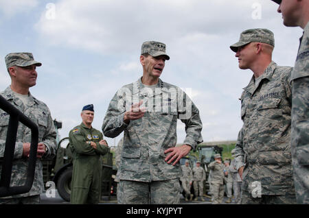 Lt. Gen. Stanley E. Clarke III, direttore della Air National Guard, parla con Master Sgt. Matt Hourigan del 123risposta di emergenza gruppo durante un tour del Kentucky Air National Guard Base in Louisville, KY., 11 aprile 2014. Clarke ha visitato con aviatori da tutta la 123Airlift Wing ed esaminate le funzionalità di missione che vanno dalla risposta di emergenza a tattiche speciali. (U.S. Air National Guard foto di Airman 1. Classe Joshua Horton) Foto Stock