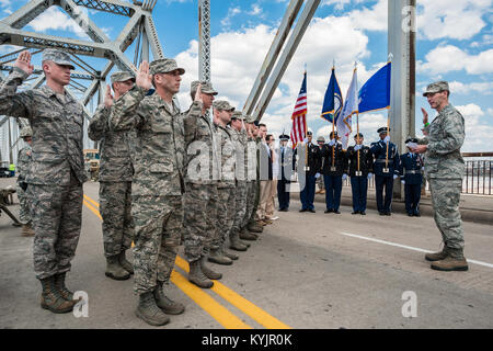 Lt. Gen. Stanley E. Clarke III, direttore della Air National Guard, amministra il giuramento di arruolamento a quindici membri del Kentucky Air National Guard sulla seconda strada ponte di Louisville, KY., 12 aprile 2014. L'evento ha dato dei calci a fuori Thunder su Louisville, la città di aria annuale spettacolo e fuochi d'artificio sopra il fiume Ohio. (U.S. Air National Guard foto di magg. Dale Greer) Foto Stock