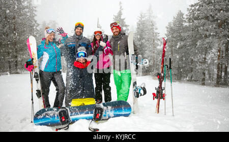 Gruppo di amici sorridente Snowboard divertirsi in montagna Foto Stock