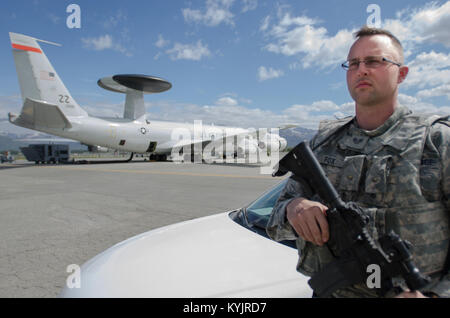 Il personale Sgt. Israele Fox, responsabile del team per il Kentucky Air National Guard's 123delle forze di sicurezza Squadron, custodisce un 961st Airborne Air Control Squadron E-3 Sentry a base comune Elmendorf-Richardson, Alaska, il 19 maggio 2014, come parte di esercizio Flag-Alaska rosso. Più di 100 Kentucky aviatori hanno partecipato all'esercizio dal 7 Maggio al 23. (U.S. Air National Guard foto di Master Sgt. Phil Speck) Foto Stock