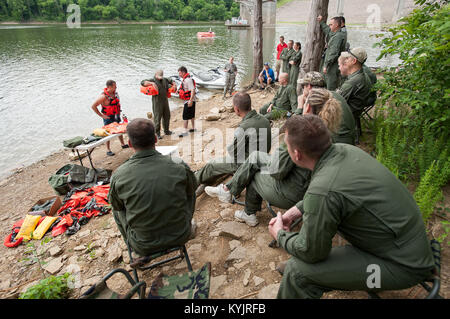 Equipaggio membri dalla Kentucky Air National Guard's 123Airlift Wing ricevere formazione di sopravvivenza a Taylorsville Lake in Taylorsville, Ky., il 5 giugno 2014. La formazione professionale coperta sia a terra che in acqua le tecniche di sopravvivenza, nonché orienteering. (U.S. Air National Guard foto di magg. Dale Greer) Foto Stock