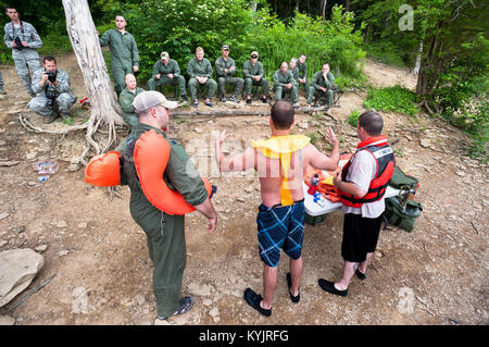 Avieri dal Kentucky Air National Guard di equipaggi di volo sezione attrezzature offrono corsi di formazione sul corretto uso del LPU-21 salvagente per C-130 equipaggio soci a Taylorsville Lake in Taylorsville, Ky., il 5 giugno 2014. La formazione riguardava anche una gamma completa di terra e di acqua da tecniche di sopravvivenza. (U.S. Air National Guard foto di magg. Dale Greer) Foto Stock