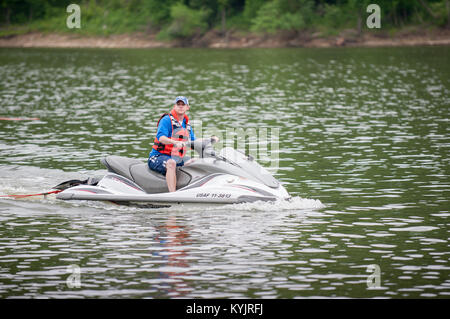 Tech. Sgt. David Clark, un equipaggio di volo specialista attrezzature dal Kentucky Air National Guard, pattuglie di acqua a Taylorsville Lake in Taylorsville, Ky., come equipaggio membri dalla 165Airlift Squadron condotta acqua formazione di sopravvivenza Giugno 5, 2014. La formazione anche coperti di terra tecniche di sopravvivenza e di orienteering. (U.S. Air National Guard foto di magg. Dale Greer) Foto Stock