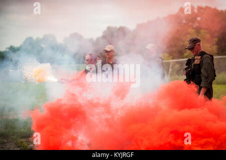 Equipaggio membri dalla Kentucky Air National Guard's 165Airlift Squadron incendiare fumogeni durante la sopravvivenza della formazione a Taylorsville Lake in Taylorsville, Ky., 5 giugno 2014. La formazione professionale coperta sia a terra che in acqua le tecniche di sopravvivenza, nonché orienteering. (U.S. Air National Guard foto di magg. Dale Greer) Foto Stock